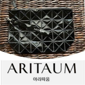 Aritaum Black Wristlet